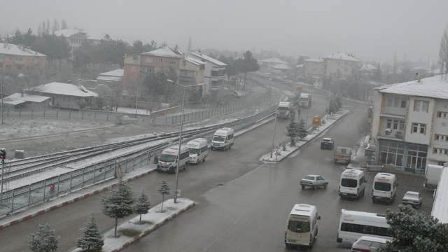 Tokat'ın Yeşilyurt ilçesinde kar yağışı etkili oluyor