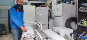 Herkes "öldü" sandı, 11 gün komada kaldı hayata tutundu
Klima takarken akıma kapılıp 3 katlı binanın damından düşen 25 yaşındaki Halil Balcı, tam 11 gün komada kaldı ama pes etmedi, iyileşip işinin başına geçti