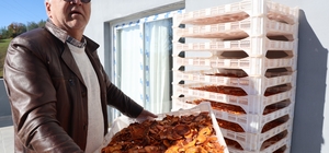Köyde kurulan tesisle kurutulan cennet hurmaları Almanya'ya ihraç edildi
Adana Kozan'da bahçede 40 ile 60 TL arasında alıcı bulan hurmanın kurusu ise 500 ile 650 TL arasında hem iç pazara hem de ihracata gönderildi