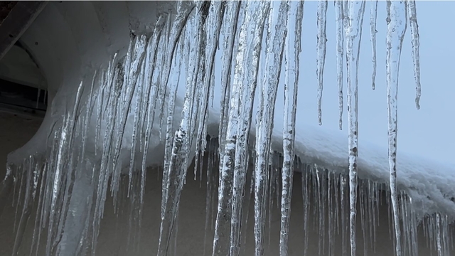 Yüksekova'da buz sarkıtları bir metreyi geçti