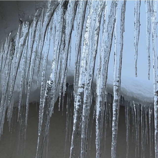 Yüksekova'da buz sarkıtları bir metreyi geçti