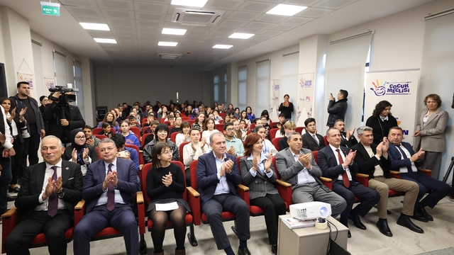 Mersin'de Çocuk Meclisi üyeleri sertifikalarını Başkan Seçer'den aldı