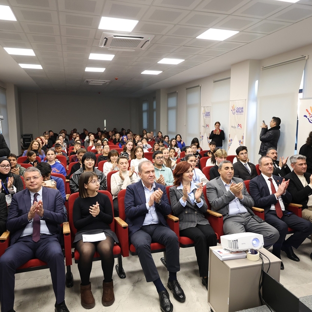 Mersin'de Çocuk Meclisi üyeleri sertifikalarını Başkan Seçer'den aldı