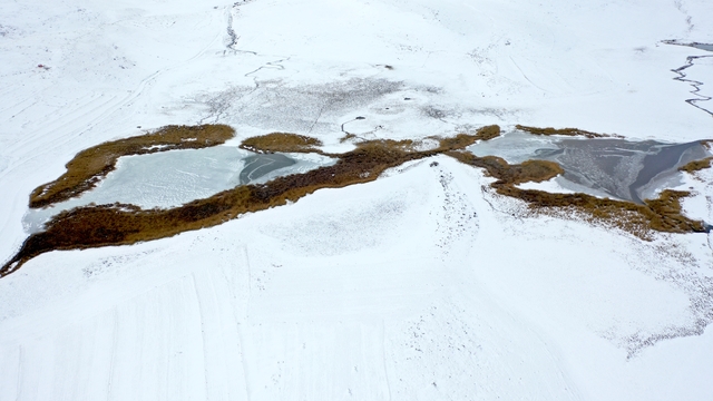 Kars'taki tescilli Lavaş Gölü'nün yüzeyi dondu