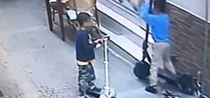 Boyundan büyük scooter’ı çaldılar
Çaldıkları scooter’ın yerine oyuncağını bıraktılar