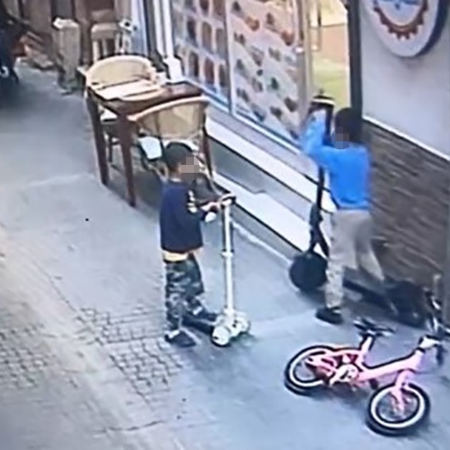 Boyundan büyük scooter'ı çaldılar
Çaldıkları scooter'ın yerine oyuncağını b...