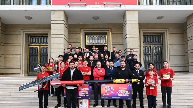 TEKNOFEST'te derece elde eden öğrenciler Vali Aksoy'u ziyaret etti