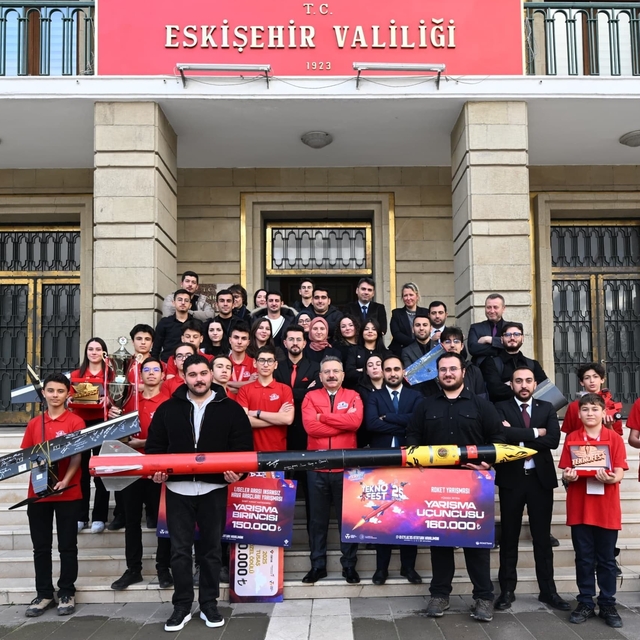 TEKNOFEST'te derece elde eden öğrenciler Vali Aksoy'u ziyaret etti