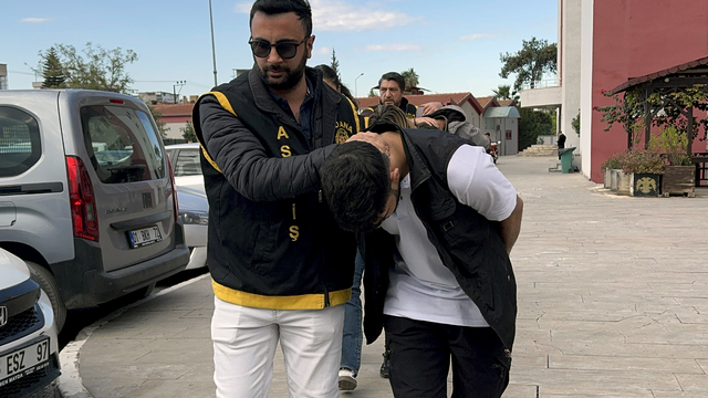 Sevgilisinin eski erkek arkadaşını öldürdü, balkondan atlayıp kaçmak isterken yakalandı