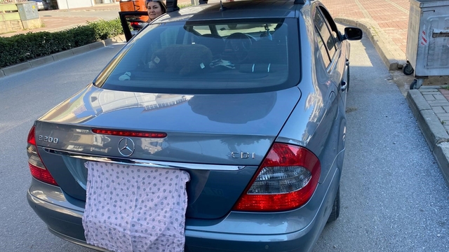 Plakası bezle kapatılan Mercedes plakasız çıktı
15 bin 713 TL ceza kesilen araç plakası takılıncaya kadar trafikten men edilerek yediemin otoparkına çekildi
Aracın polislerce durdurulma anı güvenlik kamerasına yansıdı