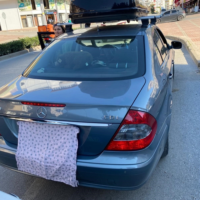 Plakası bezle kapatılan Mercedes plakasız çıktı
15 bin 713 TL ceza kesilen...