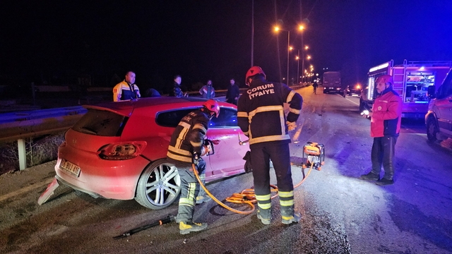 Çorum'da tıra çarpan otomobildeki genç öldü