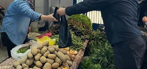 Zabıta ekiplerinden pazarcı esnafına çöp poşeti desteği