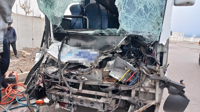 İşçi servisi tıra arkadan çarptı: Çok sayıda yaralı var