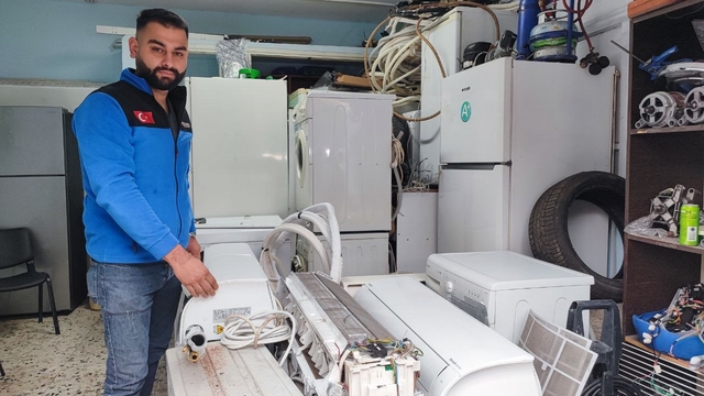 Herkes "öldü" sandı, 11 gün komada kaldı hayata tutundu
Klima takarken akıma kapılıp 3 katlı binanın damından düşen 25 yaşındaki Halil Balcı, tam 11 gün komada kaldı ama pes etmedi, iyileşip işinin başına geçti