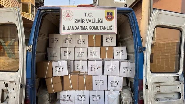 İzmir'de yeni yıl öncesi kaçak alkol operasyonu
Piyasa değeri yaklaşık 1.3 milyon TL kaçak etil alkol ele geçirildi