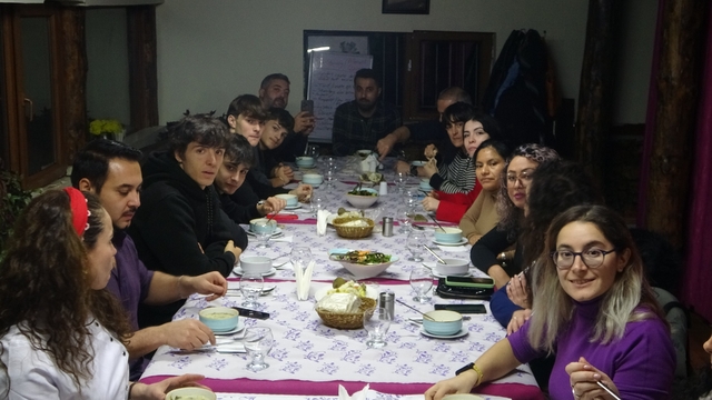 Kadın emeği sınırları aştı: Avrupa'dan Tunceli'ye Zembul buluşması
İtalya, İspanya ve İspanya'nın özerk Bask bölgesinden gelen yaklaşık 15 kişilik grup, Tunceli'de kadın emeğiyle şekillenen Zembul Kadın Kooperatifi'nde ağırlandı