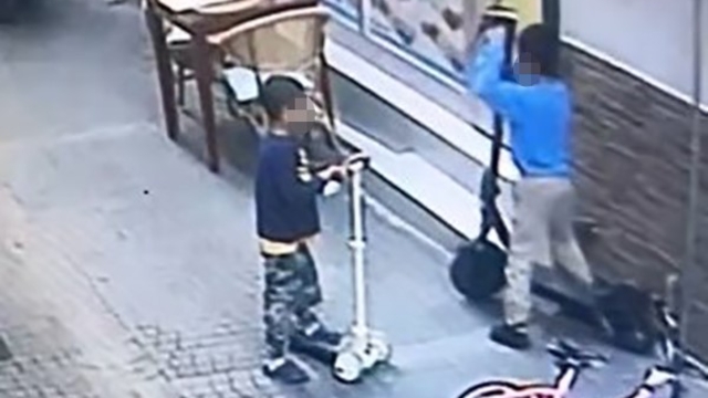 Boyundan büyük scooter'ı çaldılar
Çaldıkları scooter'ın yerine oyuncağını bıraktılar