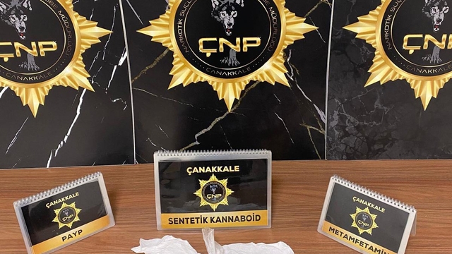 Çanakkale'de uyuşturucu operasyonu; 3 tutuklama
Uyuşturucu operasyonunda 12 milyon değerinde hammadde ele geçirildi