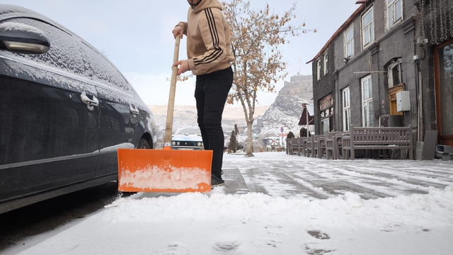 Kars, kar yağışıyla birlikte beyaza bürüdü