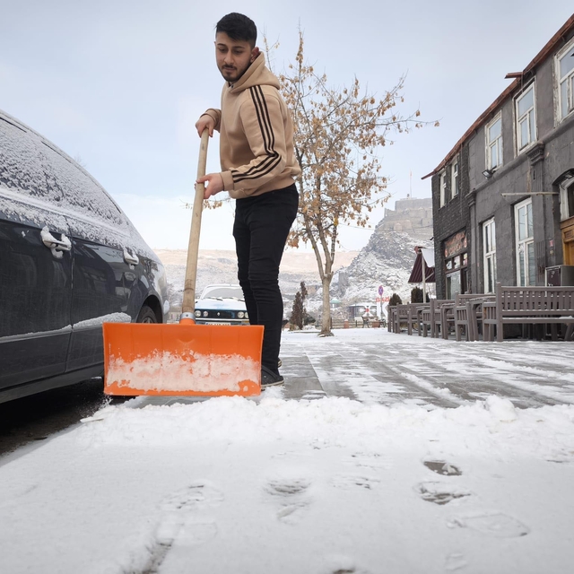 Kars, kar yağışıyla birlikte beyaza bürüdü