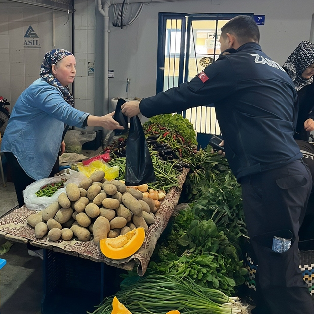 Zabıta ekiplerinden pazarcı esnafına çöp poşeti desteği