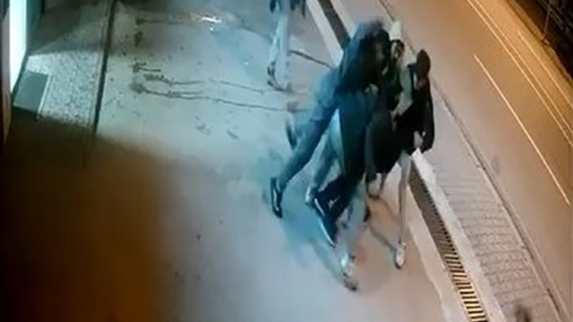 Elazığ'da 4 kişi 1 kişiye saldırdı: Hırsını alamayan saldırganlardan biri şahsın kulağı ısırarak kopardı
Kopan kulak polis ekipleri tarafından hastaneye yetiştirildi