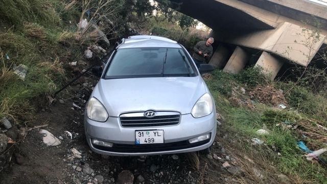 Köprüden uçan otomobilin sürücüsü yaralandı