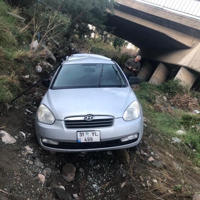 Köprüden uçan otomobilin sürücüsü yaralandı