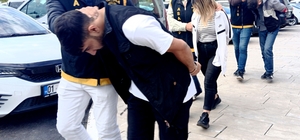 Sevgilisinin eski erkek arkadaşını öldürdü: Balkondan balkona atlayıp kaçmak istedi
Adana'daki cinayetle ilgili yapılan çalışmada katil zanlısının yanı sıra, şüphelinin sevgilisi ve saklanmasına yardımcı olan arkadaşı da yakalanarak tutuklandı
Cinayet zanlısı, polis baskınında kaçmaya çalışırken atladığı alt kattaki dairenin balkonunda yakalanırken, o anlar cep telefonuyla görüntülendi