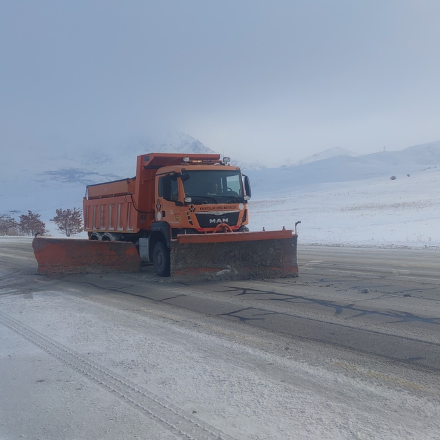 Van'da 90 yerleşim yerinin yolu ulaşıma kapandı