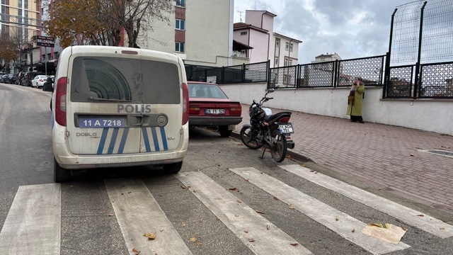 Yayaya yol verirken, arkadan motosiklet çarptı