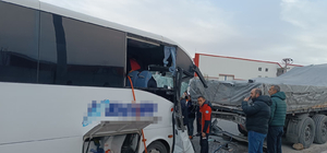 İşçi servisi, park halindeki TIR'a çarptı: 22 yaralı