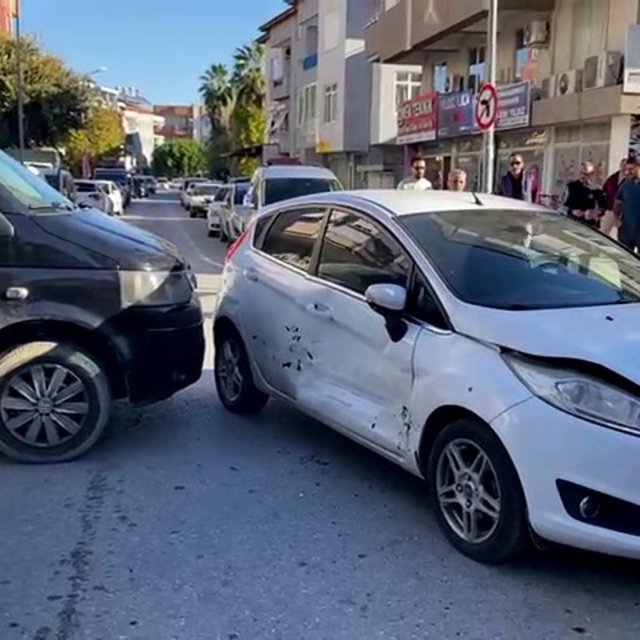 Otomobille hafif ticari aracın çarpışması kamerada