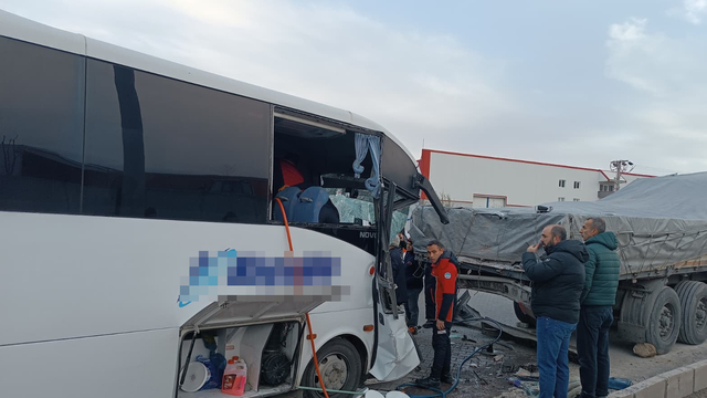 İşçi servisi, park halindeki TIR'a çarptı: 22 yaralı