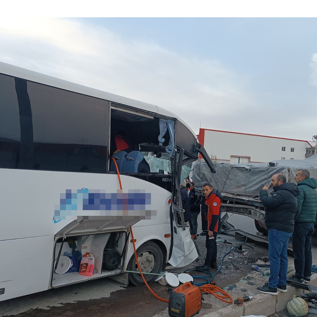 İşçi servisi, park halindeki TIR'a çarptı: 22 yaralı