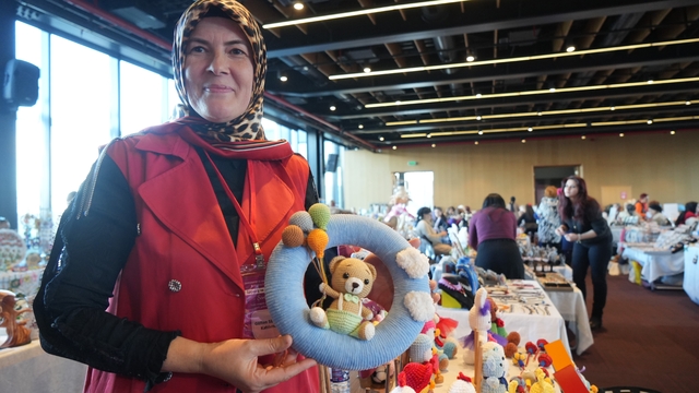 Yeğeninin alerjisi nedeniyle yaptığı küçük hediye, büyük bir emek hikayesine dönüştü