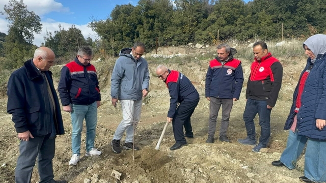 Eğirdir Gölü'ndeki kuraklık tarımda yön değiştirdi
Kuraklık vurdu, Eğirdirli üretici elma yerine zeytin ve vişneye yöneldi