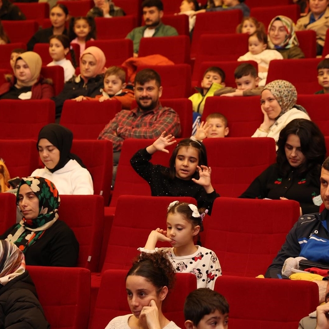 Gebze'de "Renkli Çoraplı Kuzgun" oyunu sahnelendi