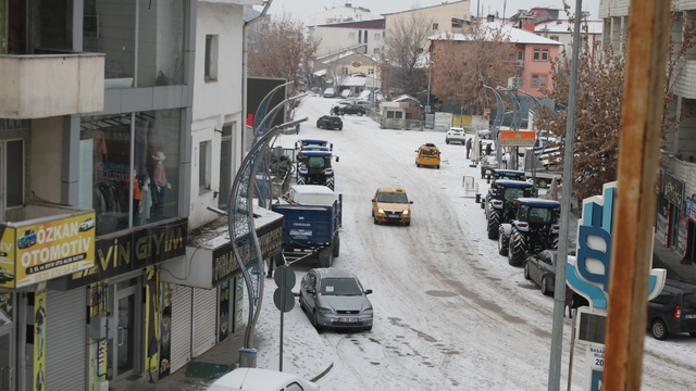 Malazgirt'te kar yağışı