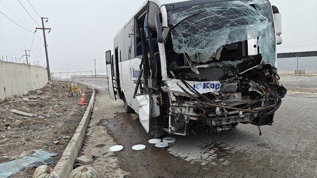 İşçi servisi tır dorsesine arkadan çarptı: 22 yaralı