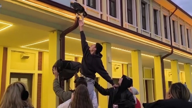 Gençlerin 'başarısız' kedi kurtarma operasyonu kamerada
Sevimli hayvan, kendisini kurtarmaya çalışan gençlerle adeta oyun oynadı