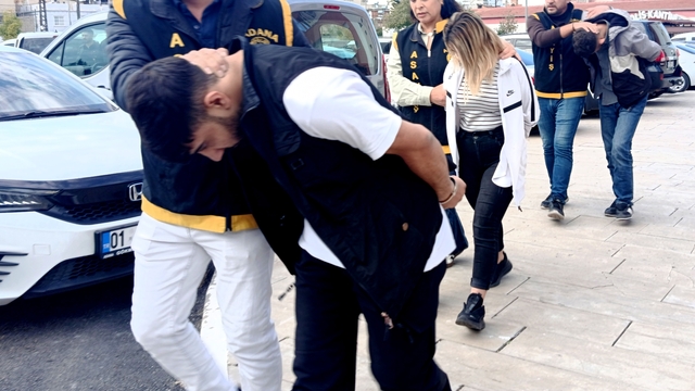 Sevgilisinin eski erkek arkadaşını öldürdü: Balkondan balkona atlayıp kaçmak istedi
Adana'daki cinayetle ilgili yapılan çalışmada katil zanlısının yanı sıra, şüphelinin sevgilisi ve saklanmasına yardımcı olan arkadaşı da yakalanarak tutuklandı
Cinayet zanlısı, polis baskınında kaçmaya çalışırken atladığı alt kattaki dairenin balkonunda yakalanırken, o anlar cep telefonuyla görüntülendi