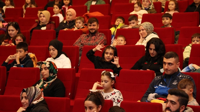 Gebze'de "Renkli Çoraplı Kuzgun" oyunu sahnelendi