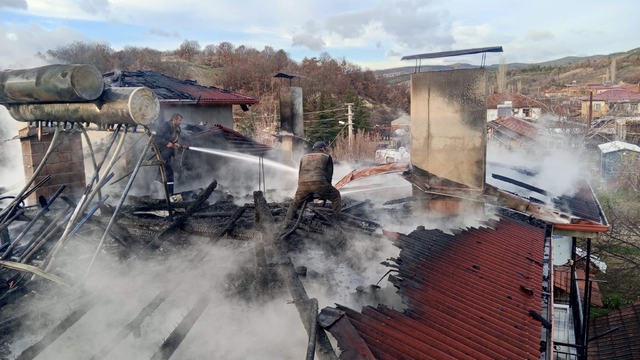 Şaphane'de çıkan yangında bir evin çatısı hasar gördü