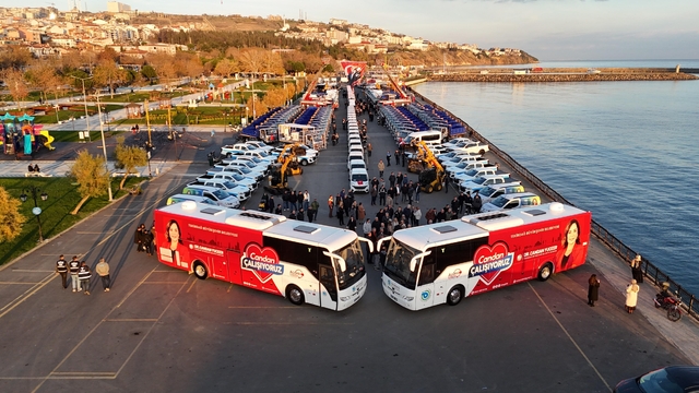 Tekirdağ'da dev yatırım: Yüzlerce araç alındı
Tekirdağ Büyükşehir Belediyesi araç filosunu 423 yeni araçla güçlendirdi