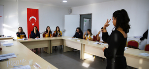 Adana'da 112 personeli sağlık hizmetinde engellere takılmamak için işaret dili öğreniyor