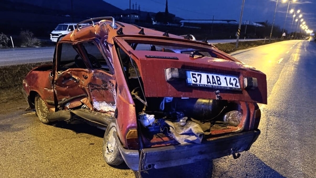 Sinop'ta servis minibüsüyle otomobilin çarpıştığı kazada 1 kişi öldü, 10 kişi yaralandı