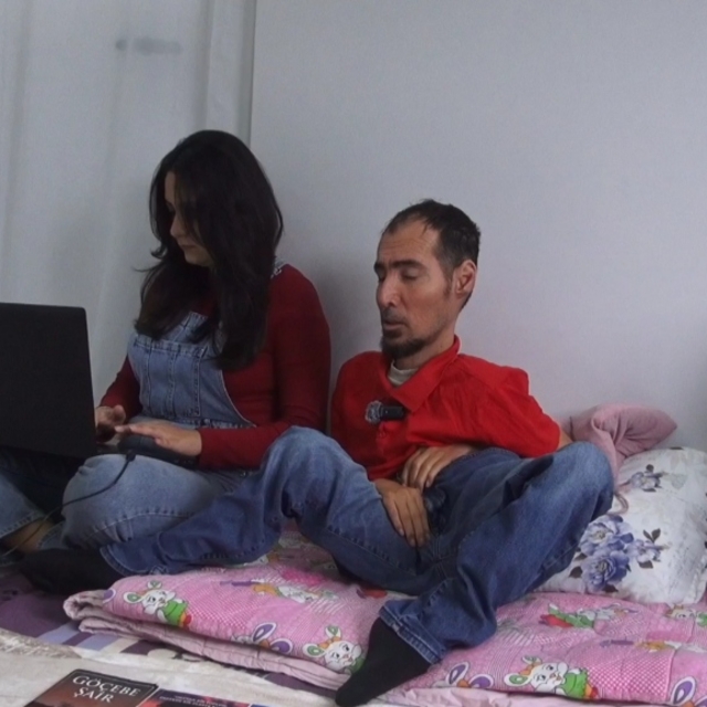 El ve ayaklarını kullanamıyor ama 16 yılda 20 kitabı çıktı