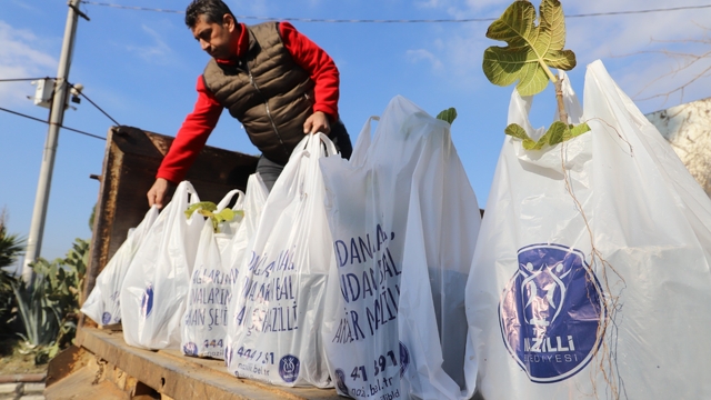 Nazilli Belediyesi'nin dağıttığı binlerce ağaç fidanı kısa sürede tükendi
Yeşeren Topraklar projesine vatandaşlar yoğun ilgi gösterdi